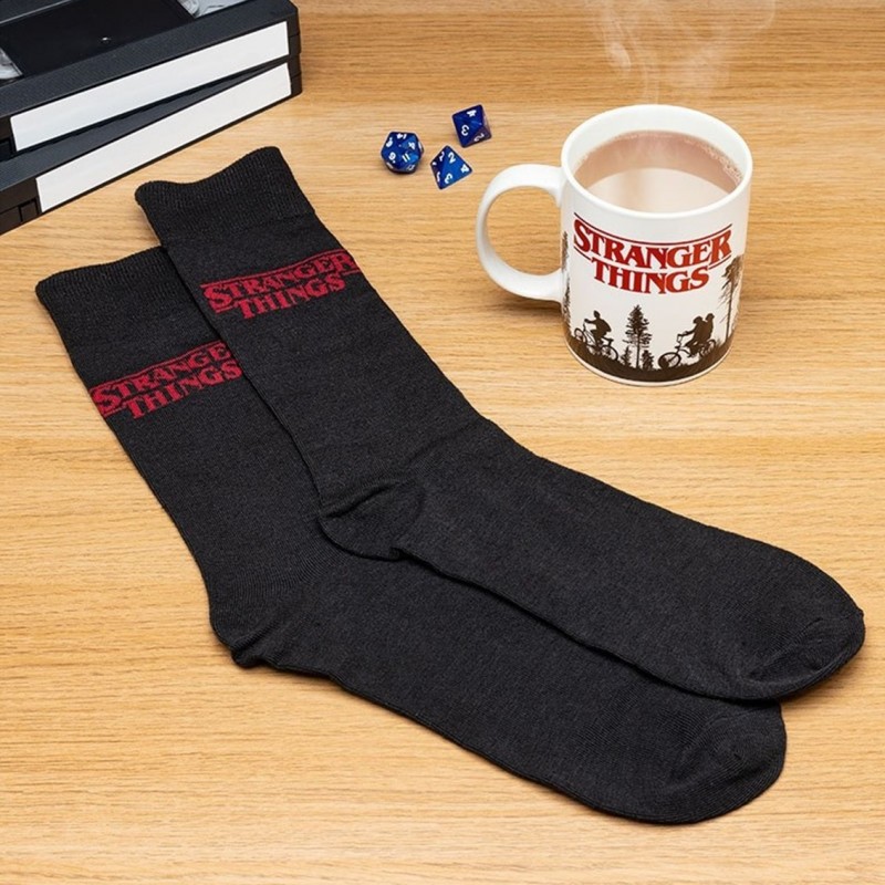 Set taza y calcetines paladone stranger things logo