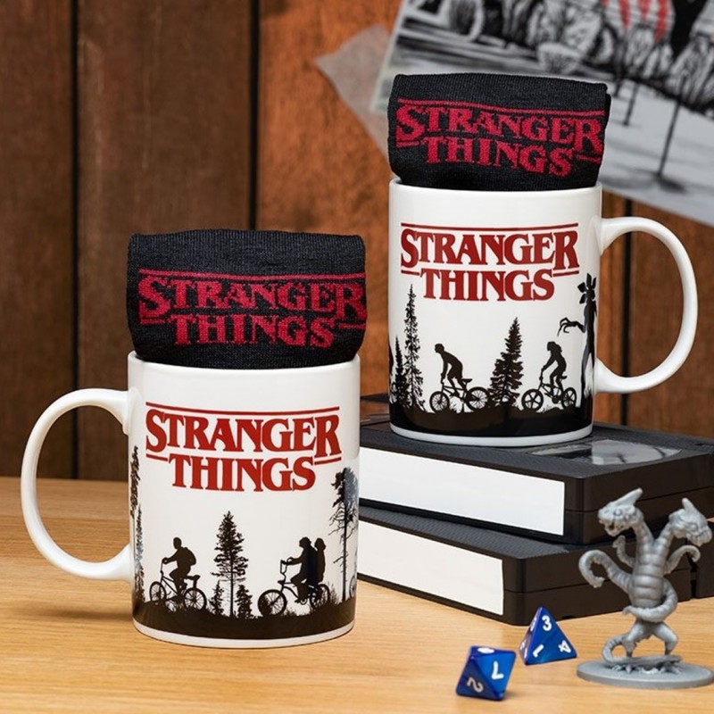 Set taza y calcetines paladone stranger things logo